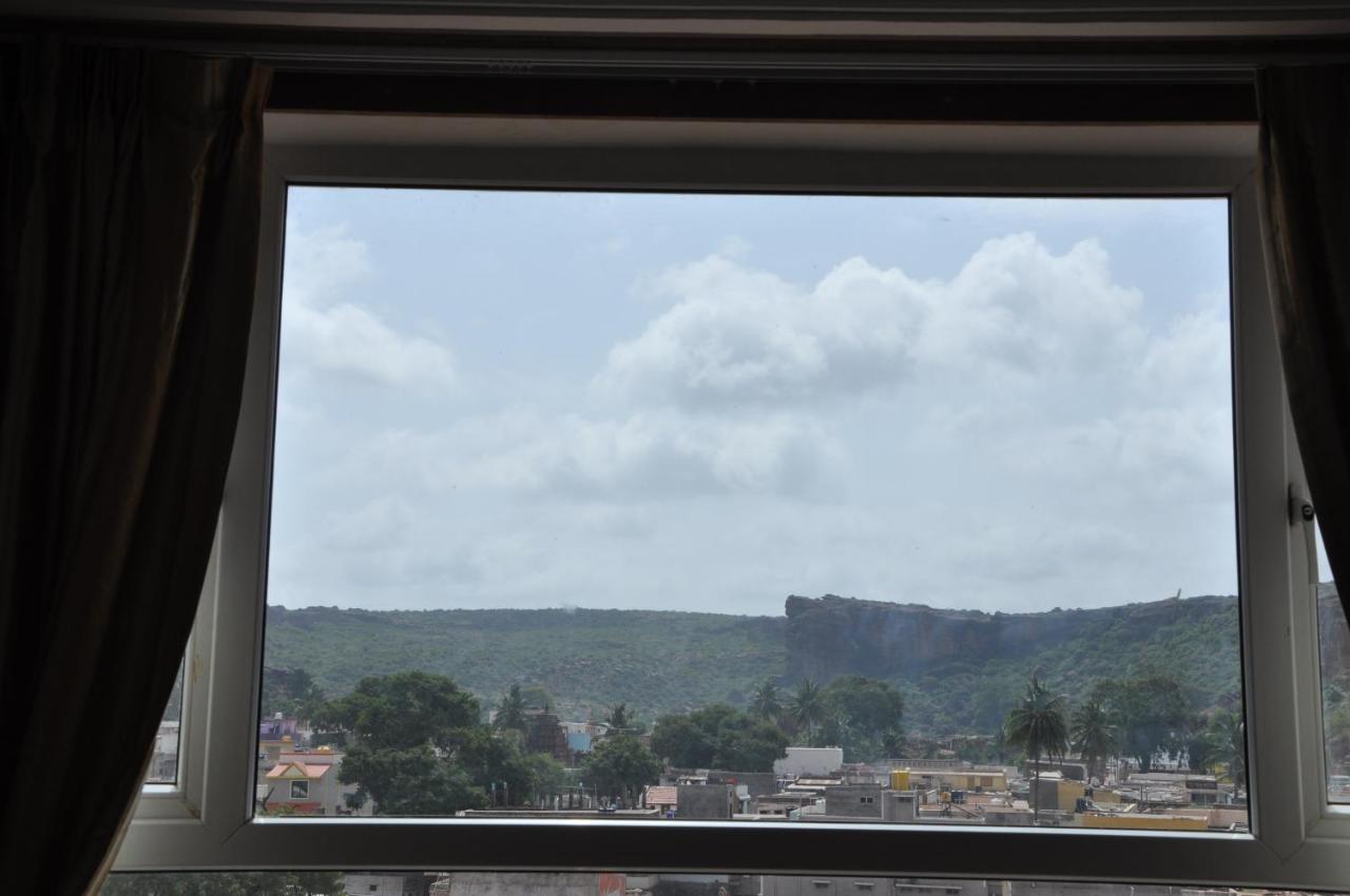 Grand Clarks Inn Badami Exteriör bild