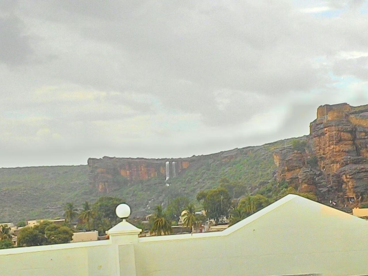 Grand Clarks Inn Badami Exteriör bild